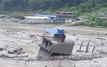 बाढी पीडित भन्छन् - 'बाढीले ढुङ्गा बगाउदा भूकम्प जसरी थर्काउछ निन्द्रा लाग्दैन ।'